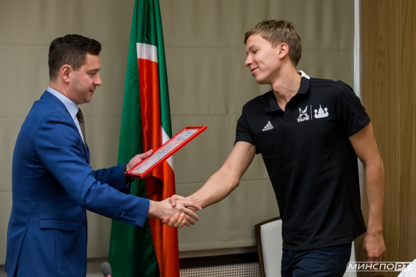 Владимир Леонов поздравил пловцов с успешным выступлением на Чемпионате России