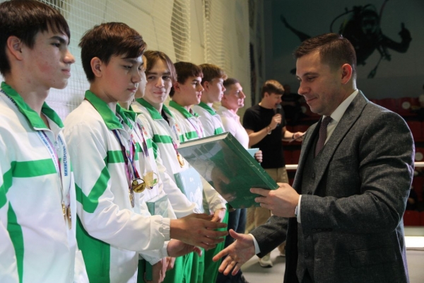 Чемпионы Спартакиады учащихся России получили книги о водном поло